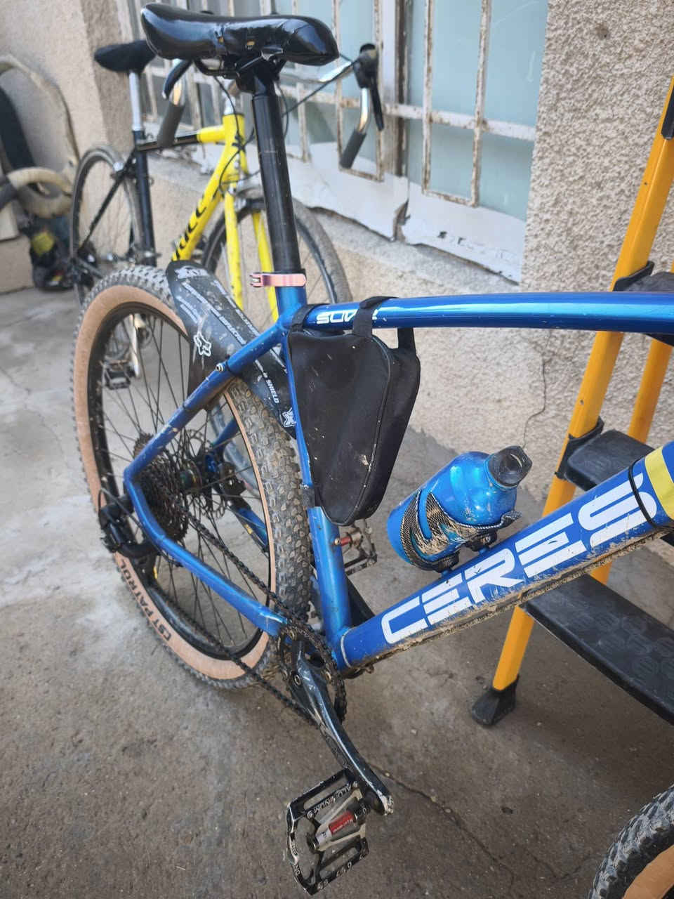 سلام عليكم كباتن
بايك جبلي ماركه سريس ٢٧.٥ 
سستم شيمانو بريكات دهن 
1x11  بطيخه طرب ٧ ألوان 
كل غراضه اصليات ملاحضه بي خدش بـ الدبل والفريم مثل ماوضح بل صور  مكانه بغداد بسمايه  سعره ٢٢٠ وبي مجال 
***********
***********
