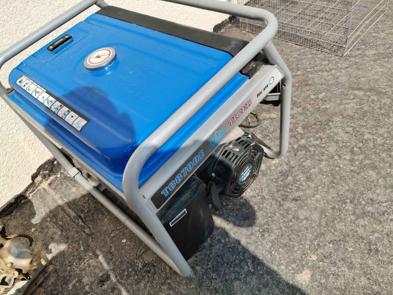 يوجد لدينا مولد ٥ كي في بنزين للبيع جديد
راس توليد نحاس ١٠٠/١٠٠
 راس توليد ١٤ سنتيمتر
نظافة المولدجيد جدا
شرط المحرك بلادي وشرط الشغل
العنوان تكريت حي العصري قرب مدرسة الخنساء 
*********** عمر 
ورشة الحكم لتصليح المولدات بانزين وكاز وبيع الئدوات الاحتياطيه
