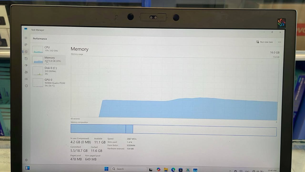 السعر : 700 الف قفل قفل 
HP ZBook 17 G5 (نسخة Workstation):
المواصفات الأساسية:
المعالج (CPU): Intel Xeon E-2176M (بسرعة أساسية 2.70GHz وتصل إلى 4.4GHz، بـ 6 أنوية و12 مسار). هذا معالج فئة "سيرفر" مخصص للأداء العالي.
كرت الشاشة (GPU): NVIDIA Quadro P5200 (بذاكرة منفصلة 16GB GDDR5). هذا واحد من أقوى الكروت المخصصة للأعمال الهندسية في وقته.
الذاكرة (RAM): 16GB (من نوع DDR4).
التخزين (Storage): قرص SSD NVMe بمساحة إجمالية تقريباً 1TB (مقسم إلى C بمساحة 237GB و D بمساحة 715GB).


**إذا كنت صاحب هذا الإعلان وتريد حذفه لأي سبب، رجاءا أرسل رسالة إلى الدعم الفني**