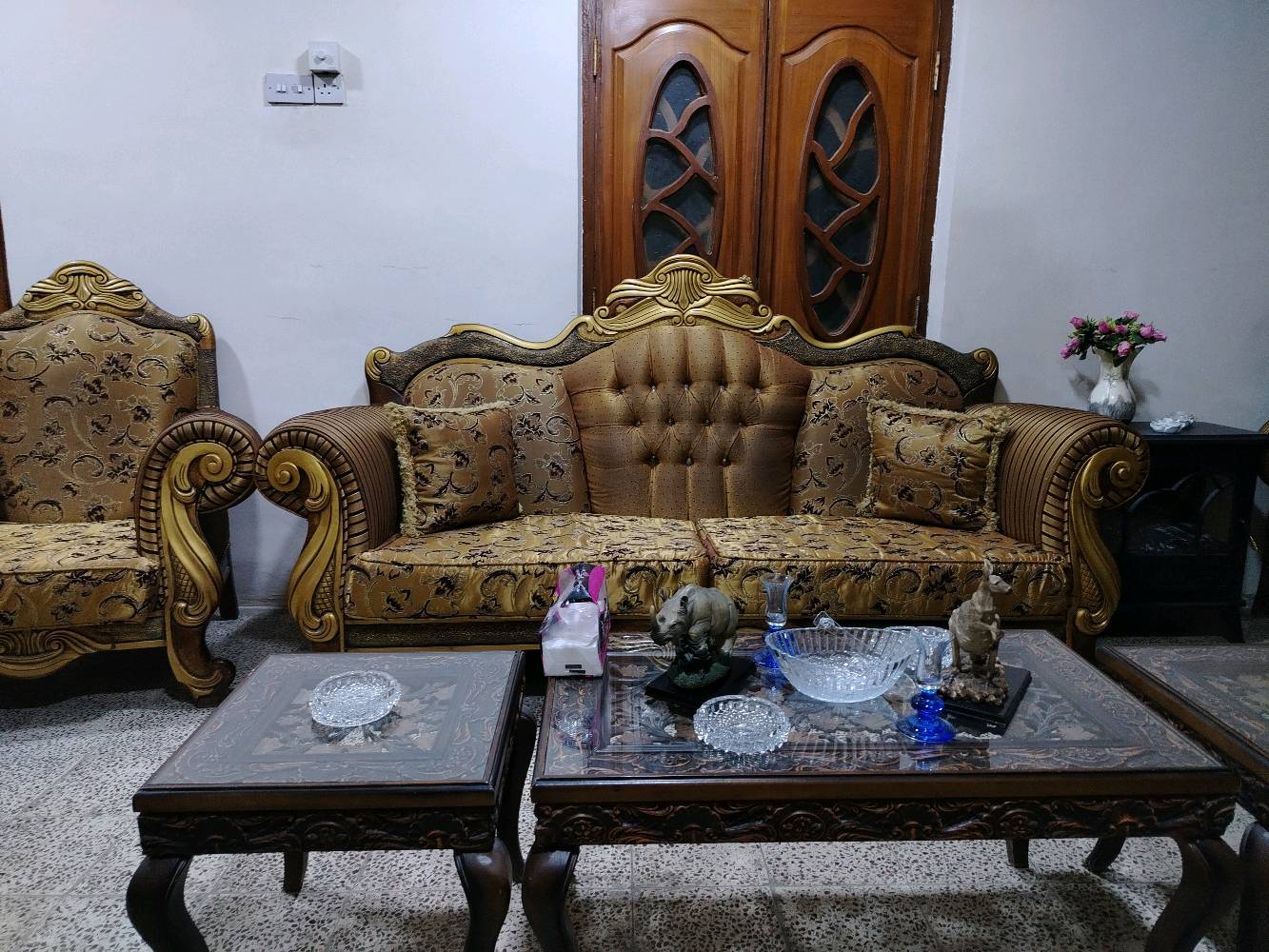 قنفات بحاله جيده جدا بسعر ٨٥٠ وبوفيه ٧٥٠ ثريات عدد٢ بسعر ٢٥٠