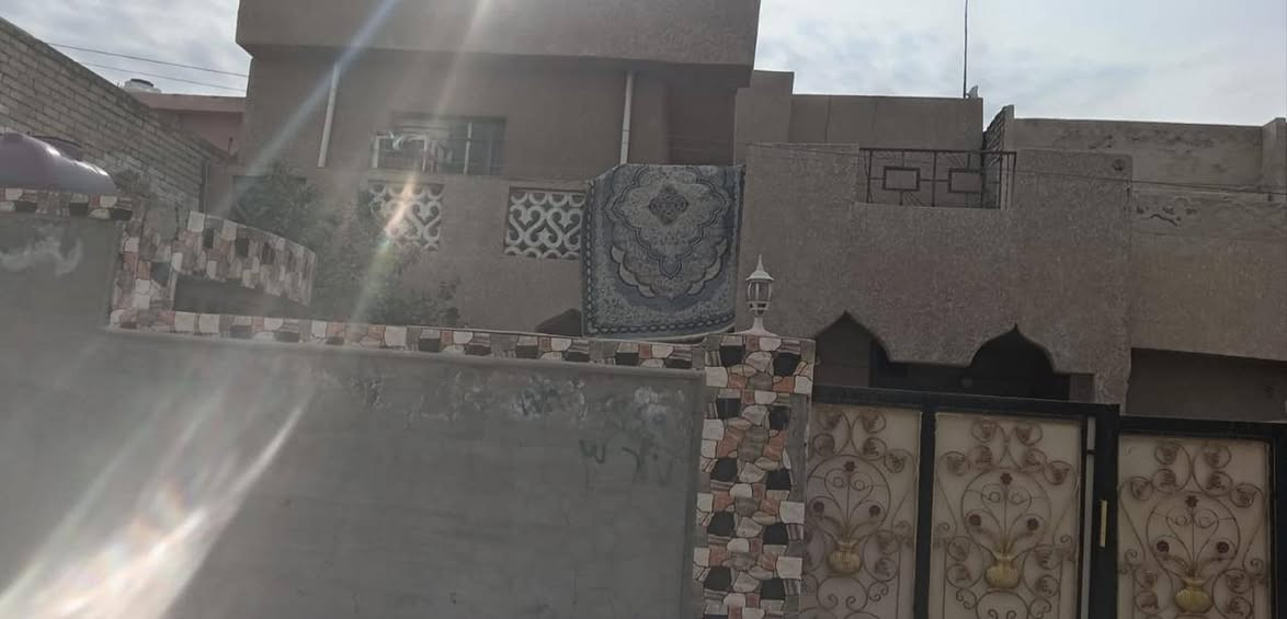 #عرض_للـبـيـع
دار للبيع مساحته ( 200 م ) واجه ( 10 م *20 م ) طابقين بناء طابوق 🧱 كلاسيك
بناء نظيف وكلش حلو يحتوي على غرفه للضيوف خمسه غرف نوم ومطبخ  وصاله وصحيات داخليه وخارجيه 
السعر /125 مليون وبيه مجال
العنوان: بغداد - النصر والسلام - الحصوه- منطقة ال 2000 بالبدايه بضهر الخدمي
للاستفسار الاكثر يرجى الاتصال على الارقام التاليه :
 *********** أتصال + واتساب 
 *********** أتصال 
مكتب الديار للوساطه العقارية
