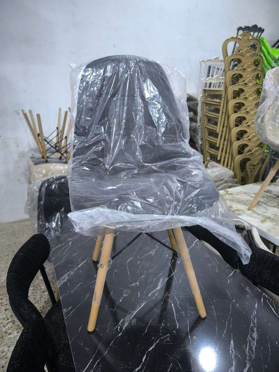تحيه طيبه 
كرسي جلد أصلي عده استخدامات..
ميز طعام نفس موديل الكرسي أيضاً متوفر 
تجدونها لدى معرض مشتاق العذاري و اولاده للوكلات والتجارية 
***********
