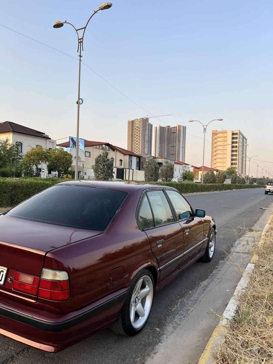 بي ايم ٥٢٥ موديل ٩٣ گير توماتيك عام صبوغ بو جواني جه مبي خه فيفي بيش و بشتي هه يه زور كه مه سه ياره كي زور جوان و ريكه ره قه م سه نه وي نوي يه ٧وه ره قه غرامه ي له سه ره باش مه عامه له ده ي گه رينمه وه نرخي ٥٩ وه ره قه شوين هه وليرموبايل*********** اكر, نينوى
