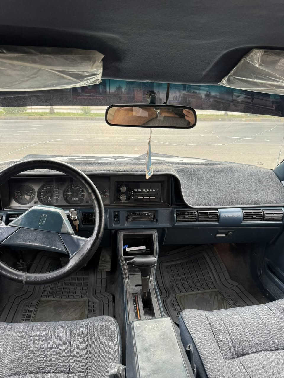 اولدز موبيل 1990 رقم وهزه وسنويه جديد تبريد ثلج سياره كامله مانقصها شي كهربائيات كلها شغاله مكينه كير كفاله عامه السياره ب اسمي   مكان السياره موصل للاستفار ***********
***********
السعر 44 وبي مجال
