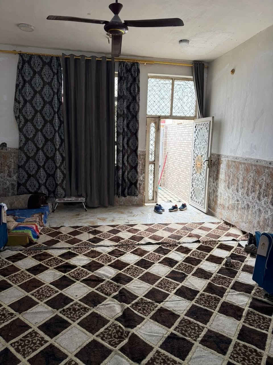 السلام عليكم بيت للبيع مساحة ١٠٠ متر طابق واحد طابو ملك صرف الموقع شارع ٦٠ حي الشهداء الاولى خلف عمارة الزمرده للاستفسار الاتصال على الرقم ***********
