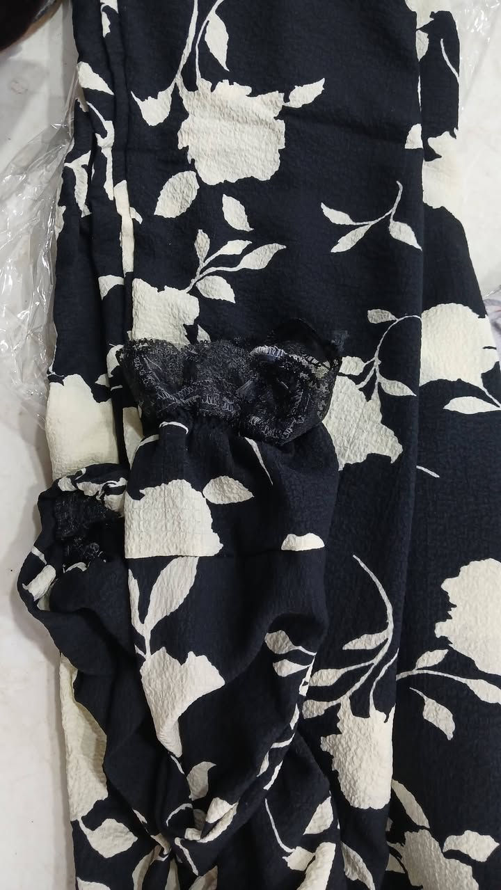 ​✨ عباءة صلاة ✨
🔴 الدرزن يحتوي على 12 لوناً مشكلاً بدون تكرار

​خامة مميزة، تصميم مريح، وستر كامل

🔸 ​القماش: كريشە أصلي درجة أولى
لا يتغير لونه ولا يتأثر بالغسل

🔸 ​التصميم 📐: ضممت ب 3.5 متر قماش
لتوفیر راحة تامة + طول 180سم

🔸 ​الستر: تصميم (خلفي أطول) لتغطية القدمين بالكامل

🔸​ الرقبة: (لاستيك + حزام) تلبس بطريقتين

🔸 ​الخياطة: خياطة "دفن" احترافية ونظيفة جداً 🪡

💰 سعر الدرزن ــ 93 ــ الف فقـط 💰

🔴  الوان والنقشات مشکل في الدرزن
ولا يوجد اختيار محدد

​🚚 متوفر خدمة التوصيل
📥 للطلب، راسلونا عبر الخاص


**إذا كنت صاحب هذا الإعلان وتريد حذفه لأي سبب، رجاءا أرسل رسالة إلى الدعم الفني**