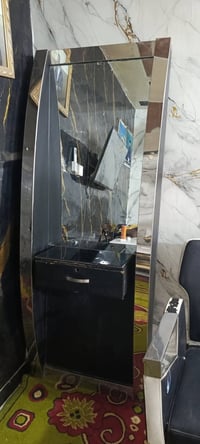 كرسي حلاقة ومراية الشيشان شارع المدارس 07766098318