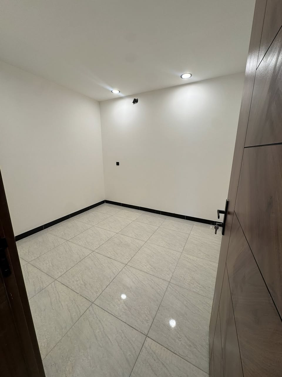 شقة حديثة للايجار👍

طابق ارضي امامية معزولة ✅

مساحة 80 متر 📏

غرفة وصالة ومطبخ وحمام معزولات ///

الموقع 📍
الاعظمية 📍

قرب ساحة عنتر خلف كلية ابن الهيثم 📍

سعر الايجار الشهري 500 الف 

سكن عوائل فقط ❗️

للاستفسار 
📞***********
