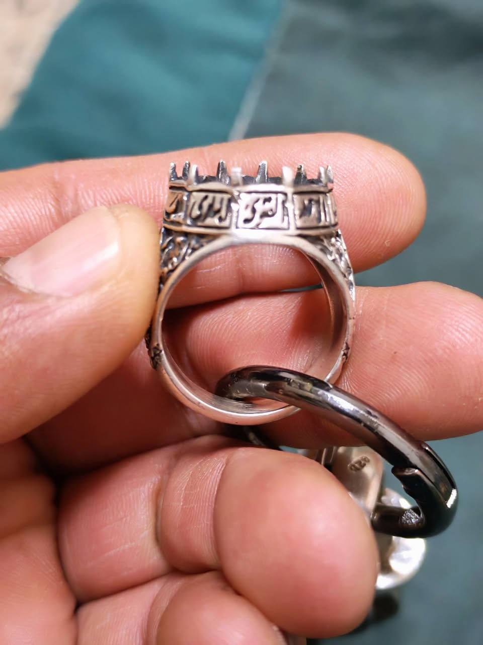 فضة ٩٢٥
جديد ماملبوس
الوزن ١٤ غرام ونص
سعرة ٤٥ يعني سعر الغرام ٣٢٥٠ تقريبا بسعر الكسر 
يوجد توصيل كافة المحافظات


**إذا كنت صاحب هذا الإعلان وتريد حذفه لأي سبب، رجاءا أرسل رسالة إلى الدعم الفني**