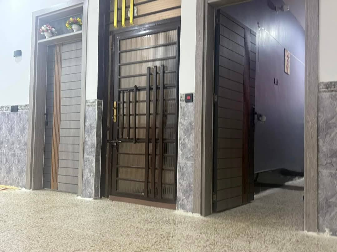 بيت للبيع المساحه ٢٥٠متر حديث طابق واحد بهرز جرف الملح قرب جامع الفتاح خدمات كامله تبليط اناره مجاري يتكون من غرفتين نوم كبار واستقبال كبيره وصاله كبيره ومطبخ كبير وحمام وصحيات وبيتونه كبيره كراج سياره وحديقه سند ٢٥ حتى لو مرواس السعر ١١٠ وبي مجال للشراي للاستفسار ***********علاء عوينتي
