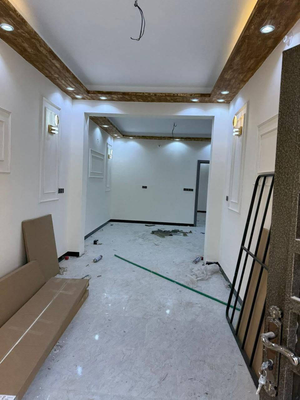 📍🏠كربلاء المقدسة /البوبيات/فرع مدرسة الكنوز
✅مساحة الدار 100متر
✅طابقين الدار
✅غرف نوم عدد 4
✅مجمع صحيات عدد 3
✅صاله عدد 2
✅أستقبال +مطبخ 
✅البناء طابوق درجة أولى
‼️ السعر الدار 185 وقابل لتفاوض 😍✅💵
☎️للاستفسار التواصل على ألارقا
***********
