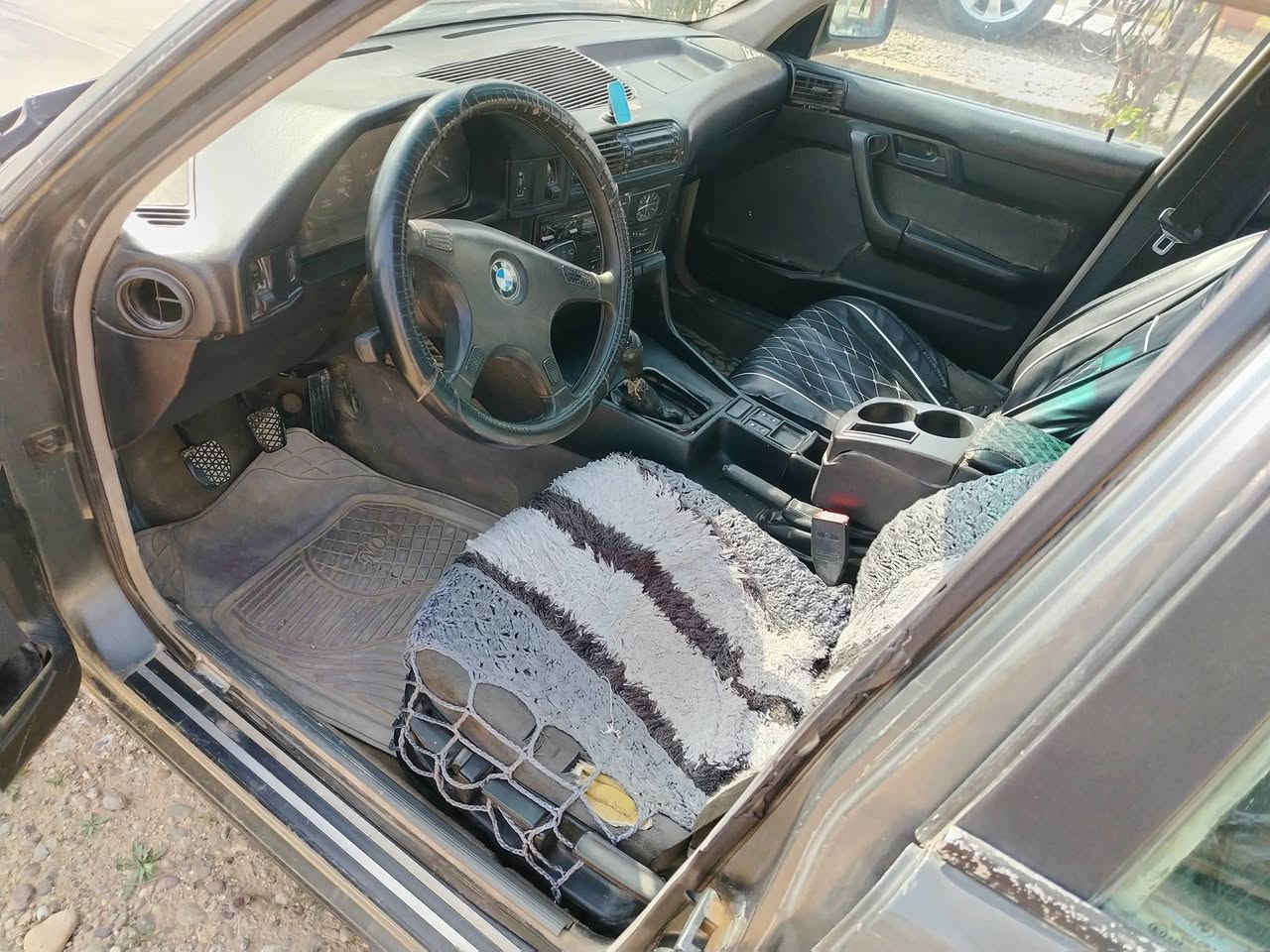 السلام عليكم للبيع بي ام 520 كير عادي محرك  مفتوح مال گصه قبل فتره شديته لا تنقيص ولا تبخير  تخم تاير باتري جديد تبريد شغال حداديه تعبانه سنويه بسمي لل28 مابيها خياس والگشر شوف العين السعر 40وبيها مجال ***********
