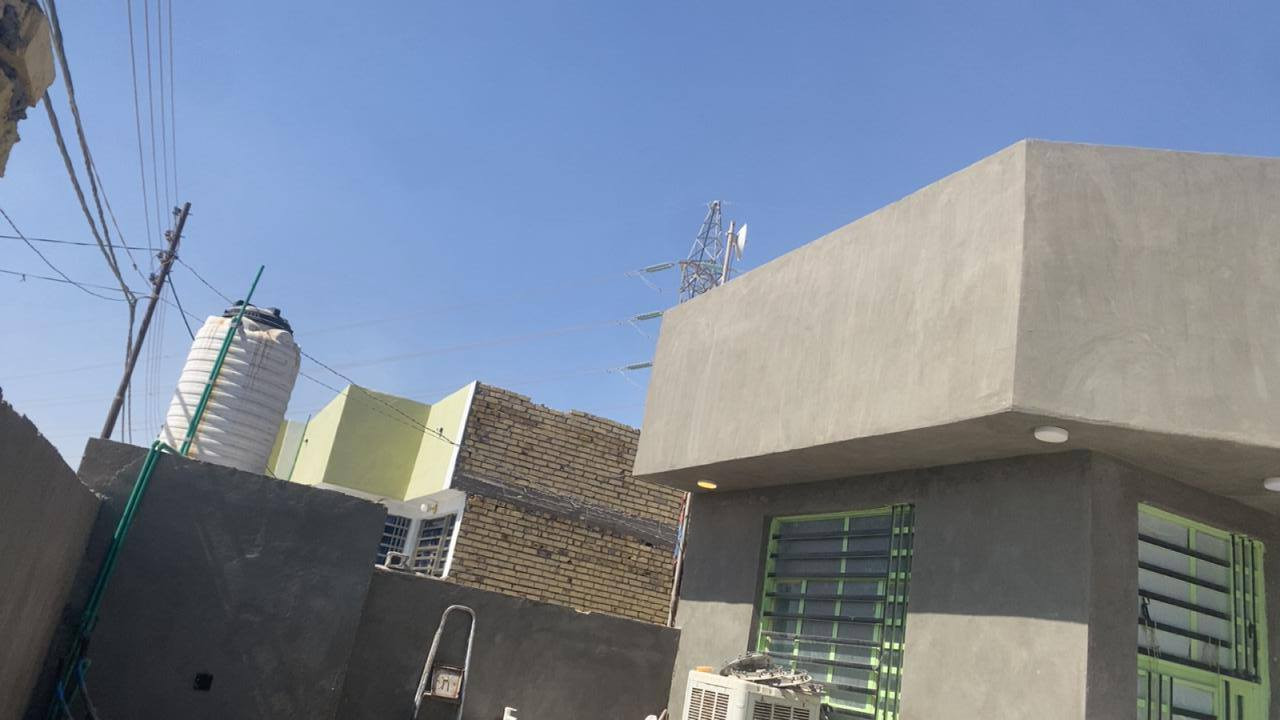 سلام عليكم ورحمة الله 
♕دار مساحة ٢٠٠ متر بناء حديث. 
♕يحتوي ع غرف عدد ٢ مطبخ صاله استقبال حديقه حمام داخلي وخارجي ومخزن. 
♕بناء ممتاز صب اساس وسقف ارضيه بورسلين وسيراميك جداري.. 
♕نجف عمود ١٥٥ جهة ياعلي. شارع تبليط ١٢ متر ماء اساله كهرباء وطني ومولد وسوق شعبي نركز صحي ومدارس وخطوط كيات كلهه متوفره. 
♕طابو زراعي قرار٢٥ مشمول بالتطويب لقرار ٣٢٠.
♕سعره ٥٠ مليون ومجال بسيط سعره كلش مناسب. 
للتواصل خاص الصفحه 
او الاتصال *********** وبيه واتساب النجف, العراق
