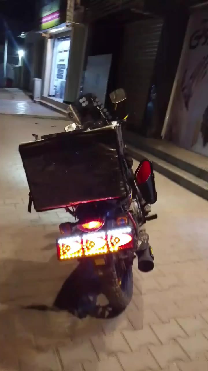 سلام عليكم بوكسر كلاسك موديل 2020 اوراقها متنكعة دراجة نضيفة والمحرك مبدل مصارله شهر دراجة شلعة ومعدل اتخبل كلشي مابيها نقص بس الدشبول وهاهيه كلشي شغال بيها دراجة كلش مرتبة لا تبخير لا نضوح مكفولة كفالة عامة سعر 800 وبيها مجال بسيط مكاني بغداد الغدير ***********
