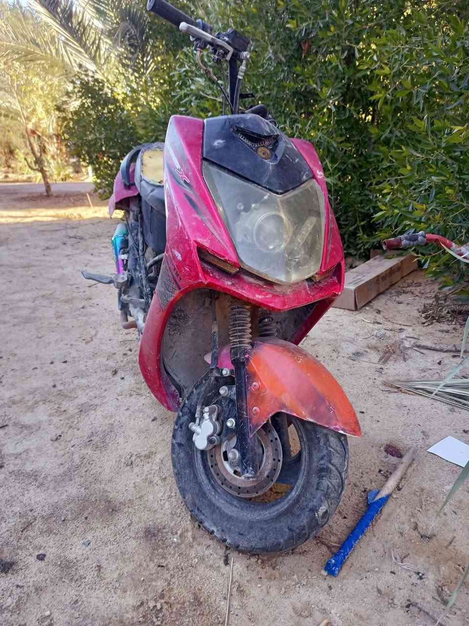 السلام عليكم
ابيع كوم حطب 
دراجه سكنس مكينة ماكس دراجه متروكه مثل ما موضح بالصور صارلها ٦ اشهر متروكه الدراجه شغاله بس خلصت عندي بانزين و ضربتها هندر و خرط هندرها و مالي خلك افتحها و اصلحها شمررتها بالبيت و نتركت؛ ابيعها على حطتها سعرها ١٠٠
مكاني كربلاء قرب مدينة سيد الاوصياء 
رقمي ***********
