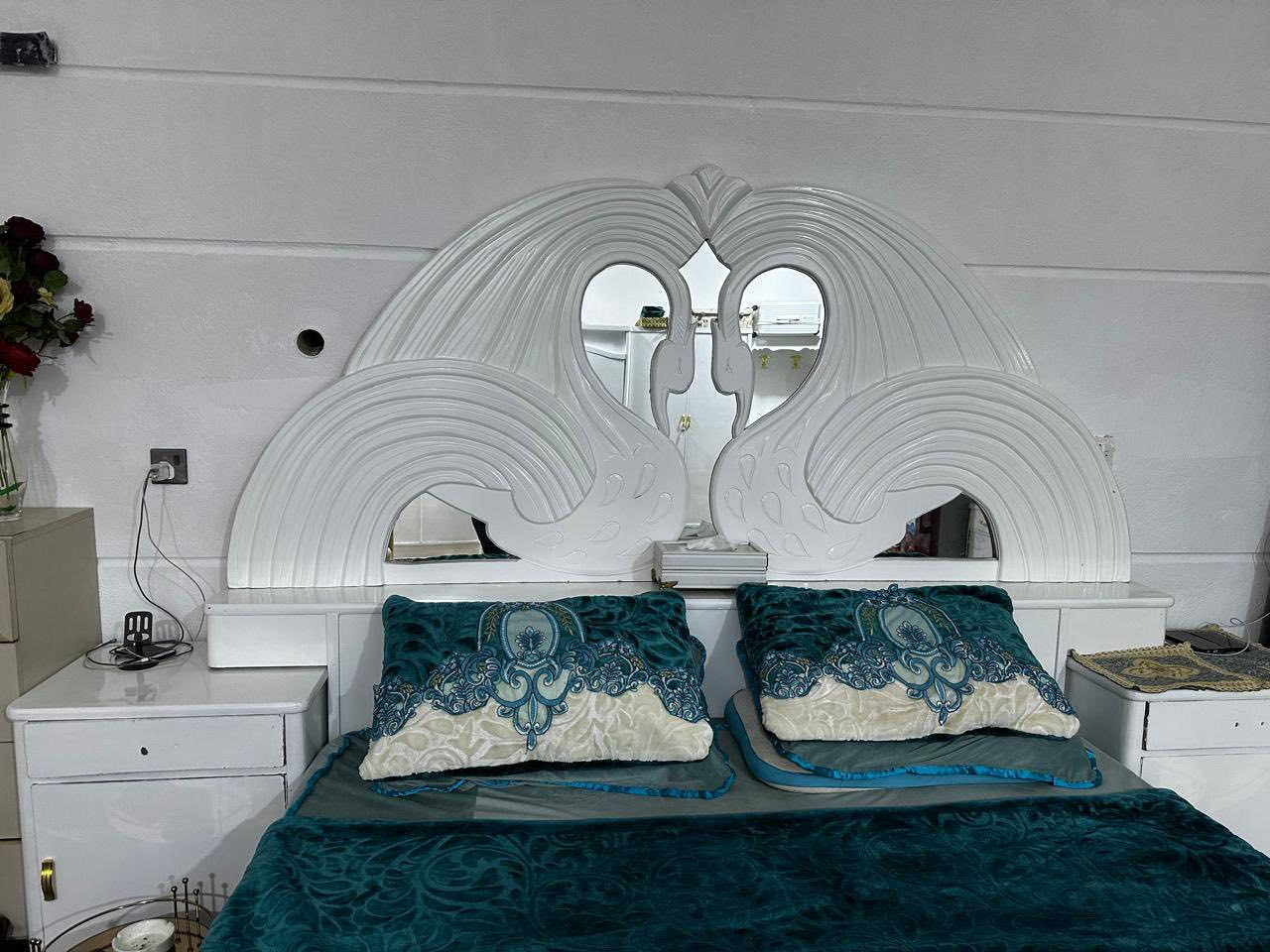 سلام عليكم غرفة نوم تزكام عراقي الجيل الاول اصلي الغرفه خير من الله نظافة شوفت عيونكم 
الكنتور 6باب +ملحق تعلاگه
الغرفه ضخمه بالحجم 
الصبغ درجه اوله لا يتكشط ولا شي 
مكاني :كربلاء
الرقم:***********
السعر:مليون وبيه مجال للشرايه معاجبتك لا تكسر بسعره التزكام العراقي اله رغابته وذواقته بالسوك 
لان ينام رغده بالقوه والمتانه
