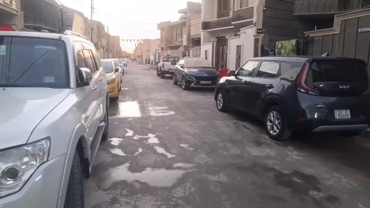 السلام عليكم
دار للبيع المساحه 160 متر زراعي 25 
العبيدي الرئاسة شارع 20 شارع ام البنين خدمات كامله مجاري تبليط مقرنص  فرع اسواق المؤمل واسواق ريحانه ثالث بيت عن الشارع يتكون من استقبال ومطبخ بارد ومطبخ حار وصاله وغرفتين نوم وصحيات داخليه وخارجيه والسطح مطبك شتايكر البيت جاهز من كلشي 
للستفسار ***********
