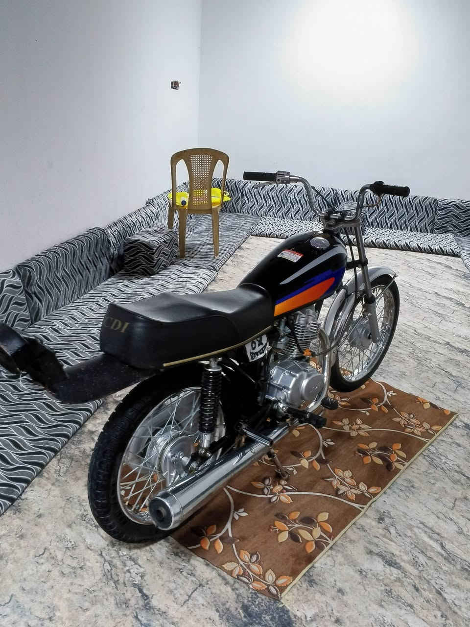 السلام عليكم
نامه اصلي شلامجه ام الباركود ثالث تبديلت دهن بعدهي عسحك ارواق سكنر كامله سعر 700 بيها مجال او مراوس  حسب لقناعه صير لوتي اكتلك ب🩴 مكان نجف حي النداء 
رقمي ***********
