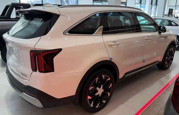 سلام عليكم سورنتو 2025 خليجي زيرو 
ضمان شركة الدولية العراقية
ضمان 5 سنوات او 100 الف
صيانة مجانية لمدة سنتين او 40 الف
سنة خدمة مساعدة على الطريق مجانية
6 سلندر محرك 3500 كير 8 سرعات 
متوفر الوان ابيض واخضر ورمادي
متوفر سقف حديد او بانوراما
(مواصفات) 
بصمة دخول ذكي تشغيل عن بعد
تقديم وترجيع بالريموت
شاشة متصل وتدعم نظام ابل كار بلي وايرلس، كير ماوس
7 مقاعد مخمل ثلاث قطع تبريد
4 كامرات امامية خلفية جانبية
ويل كب  حجم 20 ، داتا شو كراسي الامامية كهرباء
حساس امامي، خلفي، صندوق كهرباء
نظام توقف خلفي عند الرجوع ورادار جانبي
اشاير بالمري ومراة قابلة للطي كهربائيا
الانارة الامامية LED،  الانارة خلفية LED
هندبريك كهرباء، اوتو هولد 
4 انطمة قيادة، بردات خلفية 
مانع انحدار، مانع انزلاق 
تحكم تبريد خلفي منفصل 
للأستفسار الاتصال 
***********
***********
