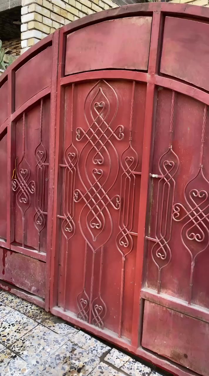 السلام عليكم 
بيت مساحته 100 م طابق ونصف التفاصيل موضحة بالفديو 
للاستفسار على هذا الرقم ***********
