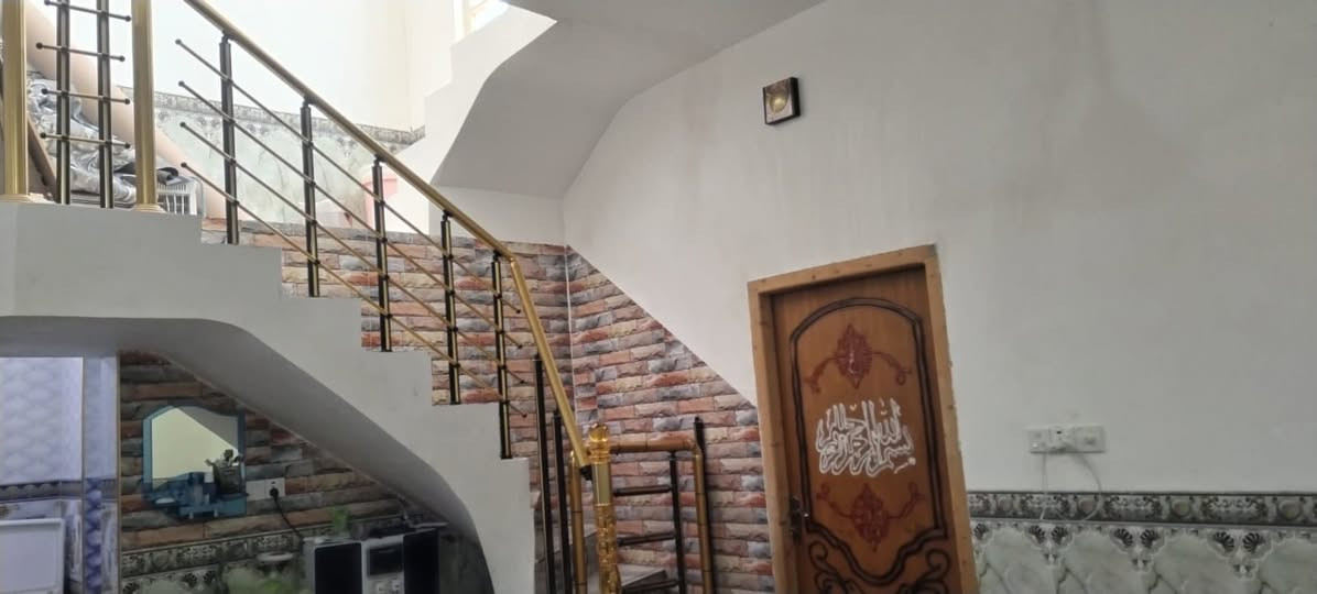 السلام عليكم بيت زراعي للبيع المساحه 150 متر الموقع حي الشهداء
اخوان البيت بي غرفه واحده  وصاله ومطبخ وديوانيه
