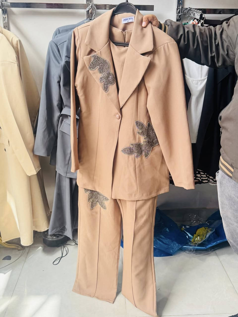 سوينالكم عروض عله هذا القاط يحتوي عله (بنرون وستره ويلك اوفر داخلي مثل ما وضح بصوره )السعر سابق ٤٥ هسه فقط  ب 10 متوفر كل القياسات توصيل داخل سماوه ونواحي الفين دينار للاستفسار خاص او الحجز واتساب ***********
