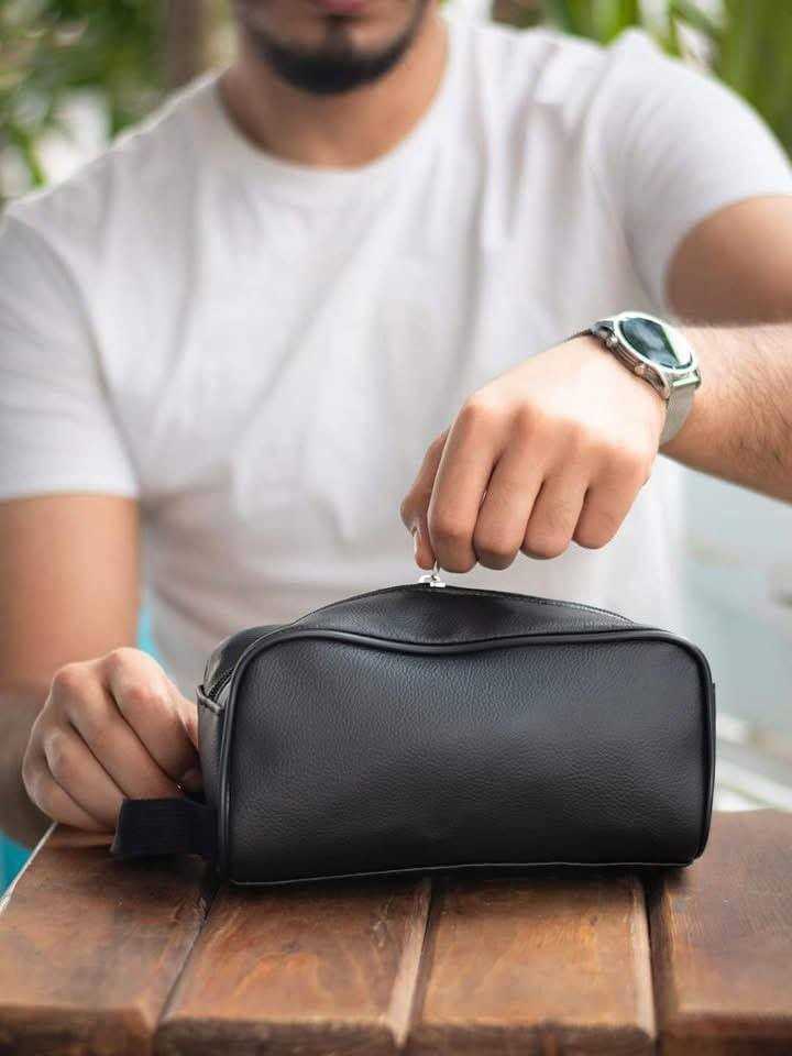 حقيبة يد رجالي نسائي أنيقة من ريترو بو 💼💼
تصميم عملي عالي الجودة ماستر كوالتي عالي جدآآ #الأصلية 💯

الخيار المثالي لحمل أغراضك اليومية بكل أناقة!
مصنوعة من خامة جلدية عالية الجودة، مقاومة للتلف💯
مثالية للسفر، المكتب، أو الاستخدام اليومي 💋

متوفرة ب 3 الوان #الأصلية 💯 
أسود   🖤
قهوائي🤎
نيلي   💙
🚘 يوجد خدمة توصيل لجميع محافظات العراق ٤ الاف 🚘


**إذا كنت صاحب هذا الإعلان وتريد حذفه لأي سبب، رجاءا أرسل رسالة إلى الدعم الفني**