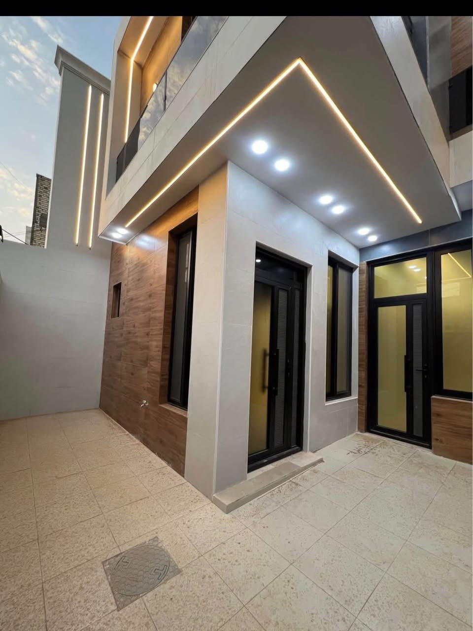 #دار_للبيع🏠

#الموقع : حي العداله دور القضاة 🌍

#المساحه : 150متر الوجه 7.5نزال 20✨

#التفاصيل : الدار جديد غير مسكون فووول درجه الأمتياز نسبه بنائه
شارع 15 
يتكون  الدار  من غرف نوم عدد4+صالتين+5مجاميع صحيه+مطبخ حار بارد+منورعدد2 …………

♻️اشراف هندسي وموصفات البناء عالية الجوده ومميزه
                ________________________
ملاحظه/ وفرنا النقل مجاني ويدلل المشتري 🫡 

يتوفر لدينا:
🏘️ عقارات سكنية (بيع وشراء)
🏢 محلات وعمارات تجارية
📍 أراضٍ سكنية وزراعية
📑 عقود رسمية ومصدقة

✨ عروض مميزة يومياً ✨
🛑 أسعار تنافسية – مواقع مميزة – خدمات متكاملة

📞 للتواصل: [***********____ ***********]
📍 العنوان: [الفرع الاول ]1
(النجف الاشرف/حي سلام/بداية شارع ابو دجاج/مكتب انجاز)
                   [الفرع الثاني]2
(النجف الاشرف/حي السلام/منتصف شارع ابو دجاج مكتب 
جنة النعيم للعقار والمقاولات العامه)
🕒 أوقات الدوام: من [4] إلى [9] مساءً –

📲 زورونا أو راسلونا على الواتساب لمعرفة أحدث العروض
✅ جنة النعيم وأنجاز … حيث تجد الراحة والأمان في بيت العمر
             ✋🏻أدارة المكتب/انتضرونا في عروض أجمل
