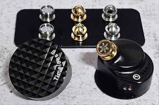 Timeless II (Planar Magnetic IEMs)
7Hz Timeless II  ، 

​✨ المواصفات والتفاصيل التقنية:

​نوع المشغل (Driver): مشغل مغناطيسي مستوي (Planar Magnetic Driver) متطور يقدم استجابة ترددية فائقة الدقة وصوتاً ديناميكياً عالي النقاء.

​التصميم والخامات: هيكل معدني متين وخفيف الوزن مع غطاء خارجي بتصميم شبكي (Grid) مميز وأنيق.

​الكابل: كابل مضفر عالي الجودة من النحاس الخالي من الأكسجين (OFC) لضمان توصيل إشارة صوتية بدون أي تشويه، مع منافذ توصيل متينة.

​العزل: تصميم مريح يوفر عزلاً صوتياً سلبياً ممتازاً للضوضاء الخارجية.

​📦 محتويات العلبة بالكامل :

​السماعات: زوج سماعات 7Hz Timeless II (القطع اليمنى واليسرى).

​الكابل: كابل الصوت الاحترافي المضفر.

​حقيبة الحمل: حافظة دائرية فاخرة وصلبة لحماية السماعات أثناء التنقل.

​منصة الفلاتر: لوحة معدنية تحتوي على فلاتر صوتية إضافية قابلة للتبديل لتعديل النغمة (Tuning).

​المحولات: موصل صوتي إضافي (Adapter).

​سدادات الأذن (Ear Tips): مجموعة متنوعة واسعة جداً من السدادات السيليكونية بألوان ومقاسات مختلفة (أكثر من 10 أزواج) لتناسب جميع مقاسات الأذن وتفضيلات الصوت.

​كتيب التعليمات: دليل المستخدم الخاص بالسماعة.

​الحالة: ممتازة/جديدة بكامل ملحقاتها الأصلية داخل العلبة.


**إذا كنت صاحب هذا الإعلان وتريد حذفه لأي سبب، رجاءا أرسل رسالة إلى الدعم الفني**