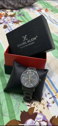 ساعة ونظارة من ماركة دانيال كلين (Daniel Klein) للبيع قيم واخذ مكاني ب...