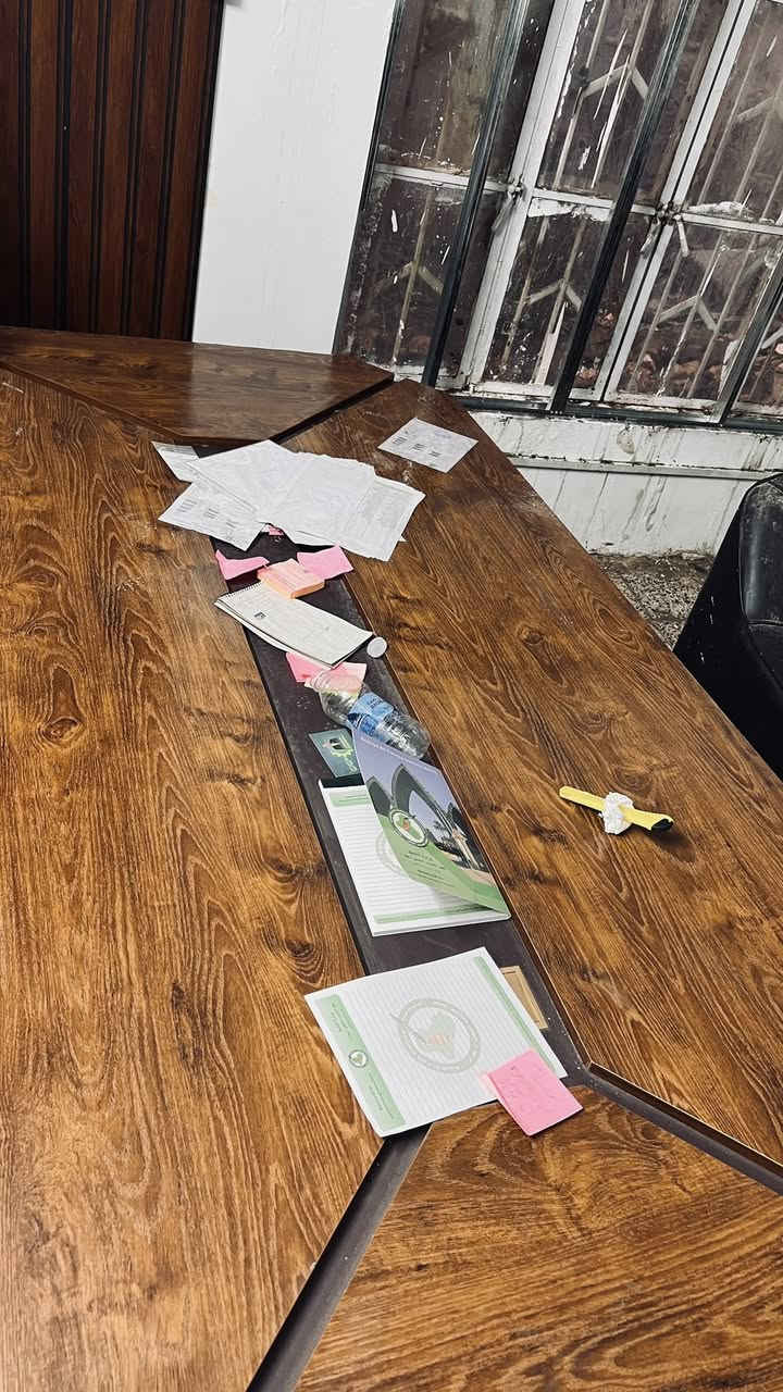 السلام عليكم غراض مكتب للبيع نضيفات كلش كلهن شلع رايدهن 750الف بيهن مجال بسيط للتواصل ***********
