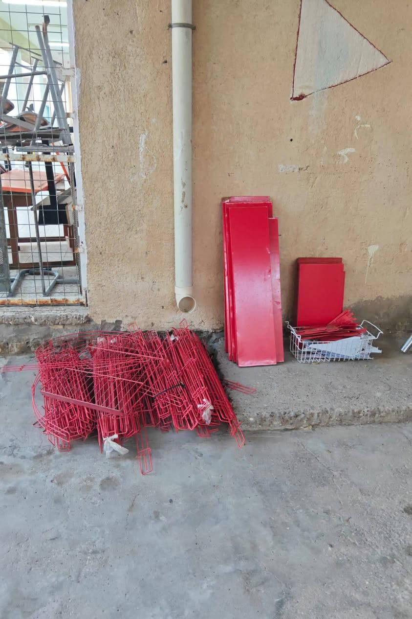 السلام عليكم  رفوف البيع  مالت سواق  جديد او نضيفات تفاصيل تواصل على وتساب و نتصل على رقم  ‏‪0770 941 7827‬‏
