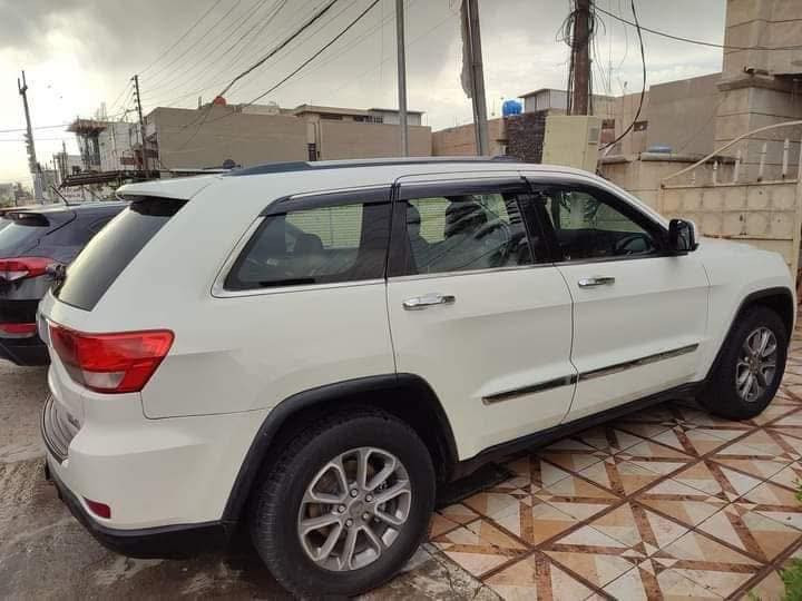 السلام عليكم 
جيب لاريدو شيروكي للبيع  موديل 2012 
 رقم بغداد باسمي تحويل ثاني يوم
السيارة نضيفة جدا السيارة مال بيت غير متعوبه 
وارد امريكي ما طاك ايرباك 
 بيهة 3 قطع صبغ بدون داواخل شاصي ولغد مكفول 
كير مكينة مكفولات نضيفات جدا  صدر امامي خلفي جديد  كلة اصلي تخم دسكات اصلي جديد عبوة فيت بم موبار اصلي جديد صيانة لمنضومة الماء والراديتر تبديل واتربم اصلي ولف حماوة اصلي موصفات السيارة 
1. المواصفات المعروفه غنيه عن التعريف بالمواصفات 
2.شاشة 3.حساسات خلفية 4.كاميرا 5.منضومة زينون عالي ناصي 6.كشنات مخمل ومغلف جلد ونايلون
السيارة بحالة جيدة جدا وجاهزة من كلشي  
السعر 175 اوبيه مجال 
عنواني بغداد الشعب 
للتواصل الاتصال فقط غير متواجد عل  فيس 
***********
