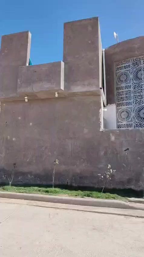 بيت للبيع مكان حي النفط ( مجمع البيادر) 

(مامطلوب حر)
البيت يحتوي على طابقين + شقه تشاريف + طابق ارضي كامل 
ويحتوي على صاله كبيرة مساحه  10× 6 + مجمع حمامات مساحه 2 ×5
ويحتوي على غرفه مساحه 5×5
ويحتوي على مطبخ مساحه 5×5
ويحتوي على منور مساحه 1×2
ويحتوي على براني مساحه 8× 4 ونص
ويحتوي سويت كبيره غرفه 4×11 + حمام داخلها 
ارتفاع البيت 3امتار و60 
طابق الثاني يحتوي على غرفه وحده سندويج مساحه 5×5
وغرفتان هيكل 
وصاله هم هيكل 
وشقه هيكل + تحتوي على درج وباب خلفي
شارع مبلط ومقابلينه خدمات 
مقابليه منتزه مستقبلاً 
ابحث عن بيت مراوس او بيع للتواصل على ***********
