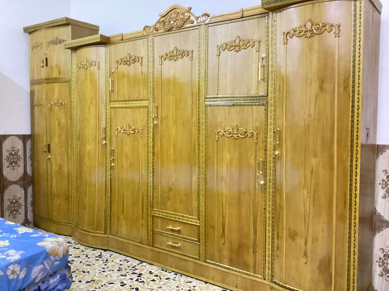 السلام عليكم 
غرفه خشاب كامله عراقي السعر 600 وبيها مجال
***********
