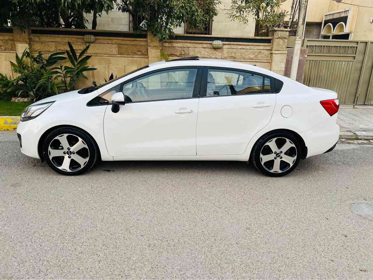 السلام عليكم 
كيا ريو موديل 2014 خليجي 
فول واحد ع واحد 
فتحه 
مري شفط
صبغ فقط كرت بلجاملغ السكن 
مكينه وكير شرط ما مفتوح 
تحكمات ستيرن كامل 
مكينه 1600 
تخم تاير جديد 
ماشيه 58 حقيقي شرط الفحص 
السعر 104 بيه مجال قليل 
الشراي يتصل *********** 
عنوان بغداد غزاليه بغداد, العراق
