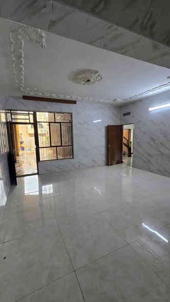 للإيجار في السيدية بيت مساحة ٣٠٠ متر 

البيت كلش نظيف محدث 

يحتوي على ٥ غرف نوم وصاله ومطبخ وخدمات وكراج وحديقة 

الايجار مليون ونص 

للاستفسار ***********
