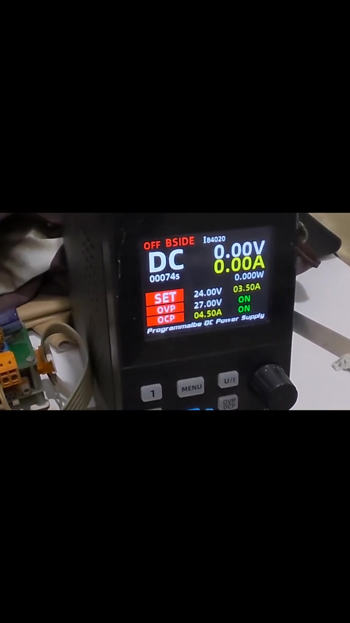 محرك تيار مستمر DC
✅ إيطالي (DAGU) مع كارت تحكم وحساس حركة (Encoder).
​المواصفات :
​نوع المحرك: DC Motor ذو مغناطيس دائم (سلكين مباشرين).
​جهد التشغيل: 24 فولت تيار مستمر (يعمل مباشرة على بطاريات أو باور سبلاي ).
​القدرة: 40 واط (يصل سحبه إلى 8 أمبير كحد أقصى عند الحمل العالي).
​نسبة التخفيض: 1:144 (توازن ممتاز جداً بين السرعة الواضحة والعزم القوي).
​الملحقات الذكية: مزود بقرص تشفير ضوئي (Optical Encoder) وكارت إلكتروني لقراءة وضبط السرعة وعدد الدورات بدقة.
​✅ الاستخدامات: مثالي لمشاريع الروبوتات الذكية، سيور نقل البضائع المتوسطة، آلات التعبئة والتغليف، منظومات الأتمتة (Automation)، أو أي مشروع يتطلب التحكم الدقيق بالسرعة والموقع عبر البرمجة (مثل الأردوينو).
❌ المحرك مستخدم نظيف جدا كما مبين في الصور ❌
⚠️ تم فحص المحرك وهو يعمل بصورة جيدة جدا وبدون اي مشاكل⚠️
✅ يتم البيع لاعلى سعر ، للاستفسار ارسل رسالة ✅
✅ للمهتمين سيتم ارسال فيديو مصور لتشغيل وفحص المحرك


**إذا كنت صاحب هذا الإعلان وتريد حذفه لأي سبب، رجاءا أرسل رسالة إلى الدعم الفني**