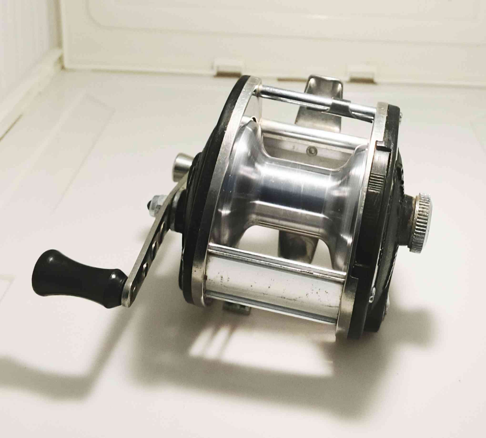 السعر // 25,000 // التوصيل مجاني 
Olympic Midget No. 2 LW-II (Made in Japan)
(بكرة أوليمبيك يابانية أصلية - الإصدار المطور)
------------------------
1- بلد المنشأ: اليابان (صناعة يابانية أصلية بالكامل).
2- نوع البكرة: بكرة صيد تقليدية (Conventional Reel) مخصصة للقوارب أو الصيد الثقيل.
3- هيكل متين: الجوانب مصنوعة من مادة "الباكلايت" القوية المقاومة للتآكل والأملاح.
4- نظام توزيع الخيط (Level Wind): مزودة بموزع خيط أوتوماتيكي لضمان ترتيب الخيط على "البكرة" ومنع التشابك.
5- معدن مقاوم للصدأ: المقبض والذراع مصنوعان من الفولاذ المقاوم للصدأ عالي الجودة (18-8 Stainless Steel).
6- بكرة التخزين (Spool): مصنوعة من الألمنيوم الخفيف والمتين لتحمل ضغط سحب الأسماك.
7- نظام التنبيه (Clicker): تحتوي على مفتاح جانبي لتفعيل صوت التنبيه عند سحب السمكة للخيط.
8- التحكم بالاحتكاك: مزودة ببرغي جانبي (Tension Knob) للتحكم في سرعة دوران البكرة .


**إذا كنت صاحب هذا الإعلان وتريد حذفه لأي سبب، رجاءا أرسل رسالة إلى الدعم الفني**