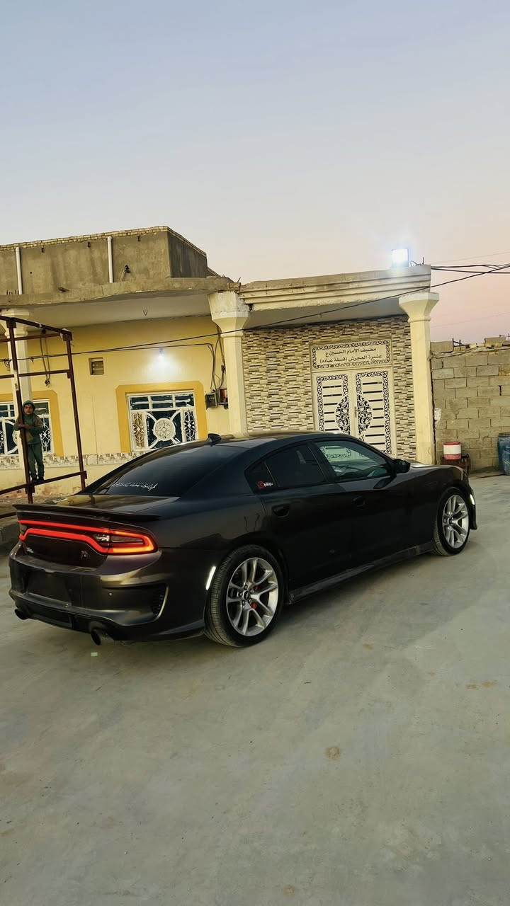 جارجر 2017
سكات باك SRT عليها محرك 5700
بس اقره المنشور للاخير حت ماتعبني 
كورات وكام شفت وثلاجه ونوزلات وبلكات كلهم 6400
السياره صاروخ بمعنه الكلمه 
رقم بغذاد بسمي سنويه وهزه جديده 
كزوز srt من الطول للطول 
مواصفات فول للاخير ماعده الفتحه 
السياره بدون شواصي بدون ايرباك 
مكانها ناصريه ***********
مبرمجة وجاهزه ع اخر حبايه الف دينار مابيها مصرف
سعرها 185 وبيها مجال
