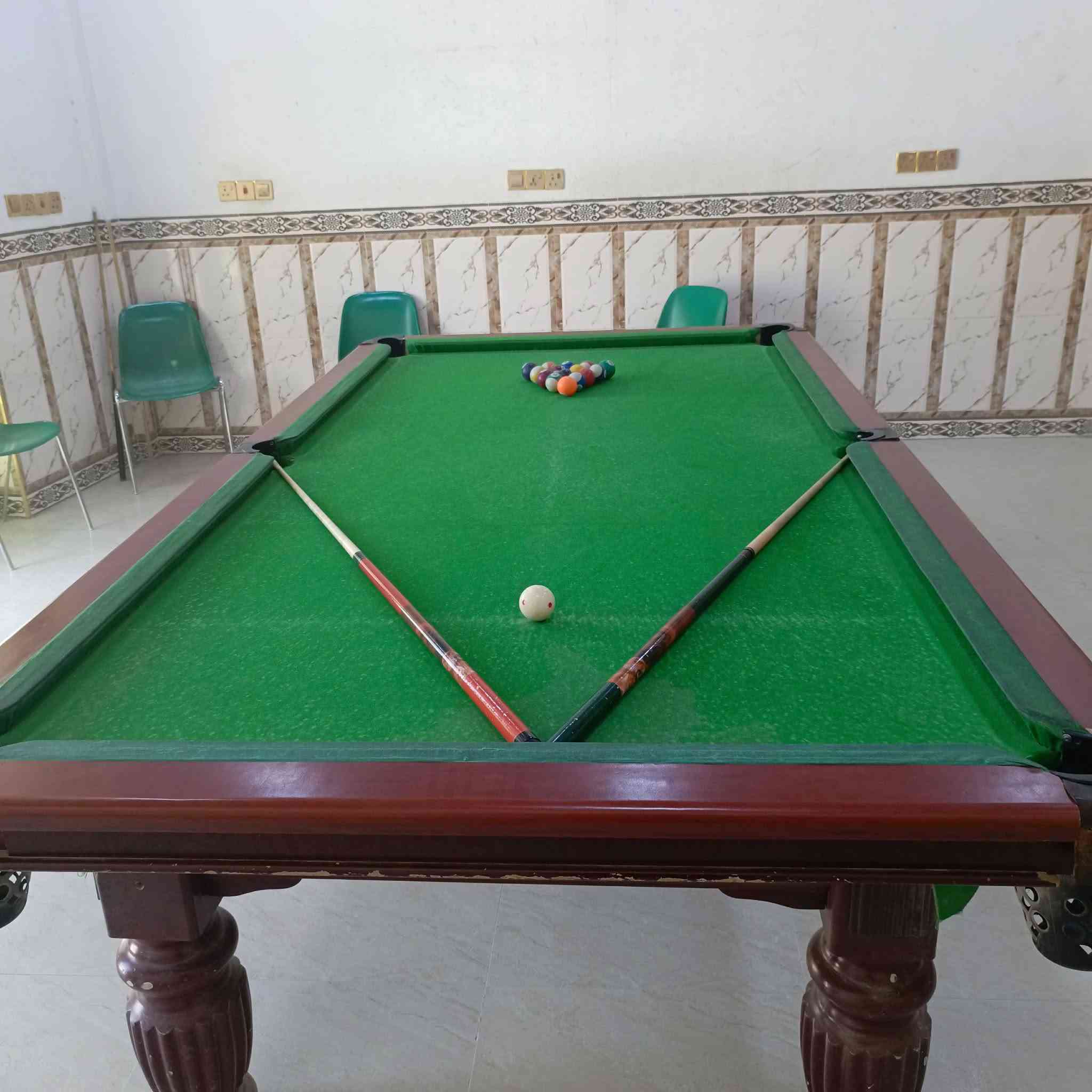 ميزين بليارد ومنضده للبيع جاهزات من كلشي بس شد وتلعب مرمر كله نظيف
سعر ميز 400 
سعر منضده 150
***********
