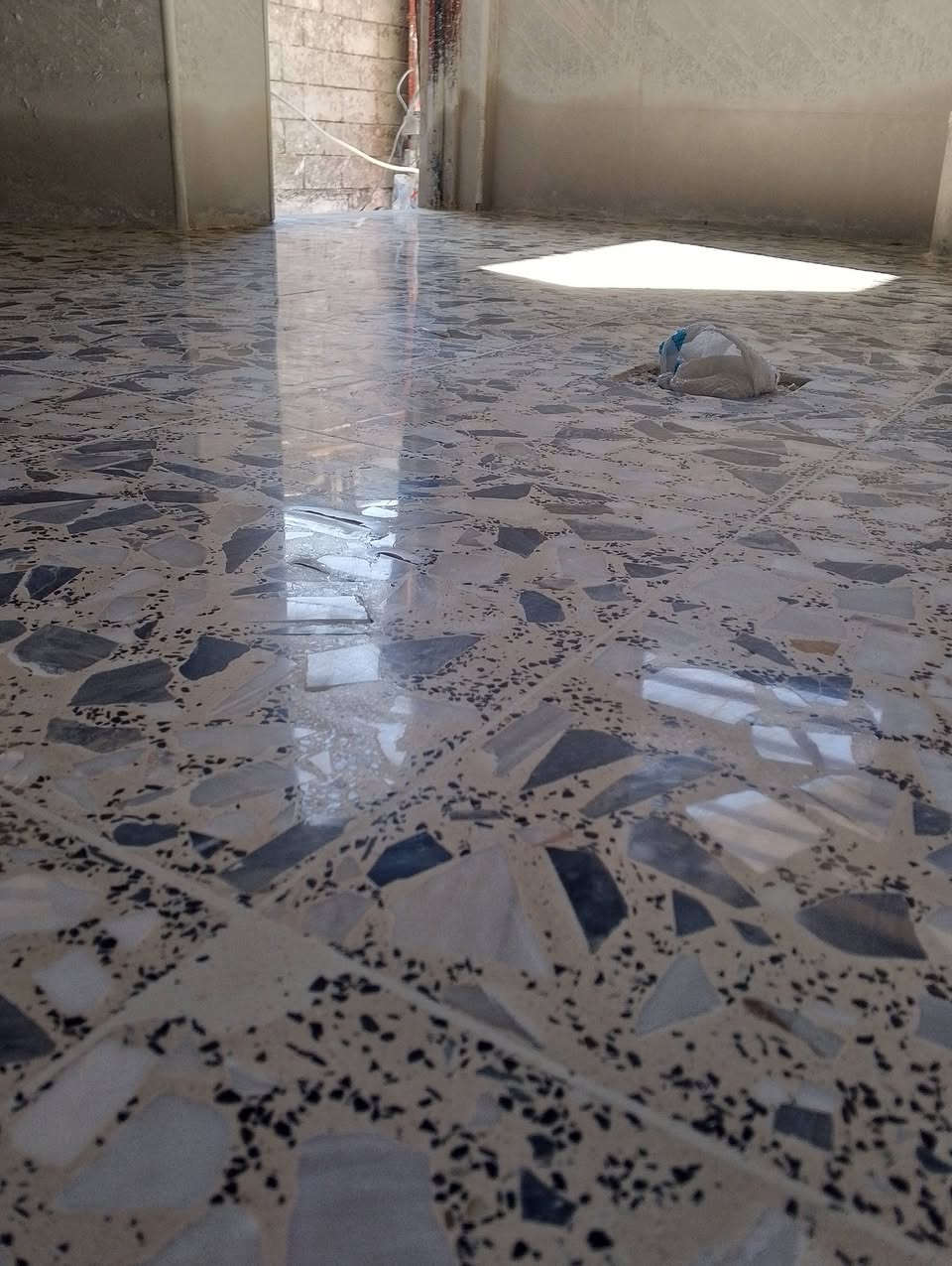 جلي و تنظيف و تلميع كافة أنواع الأرضيات كاشي مرمر مكان العمل موصل و أطرافه ( *********** ) ( *********** )
