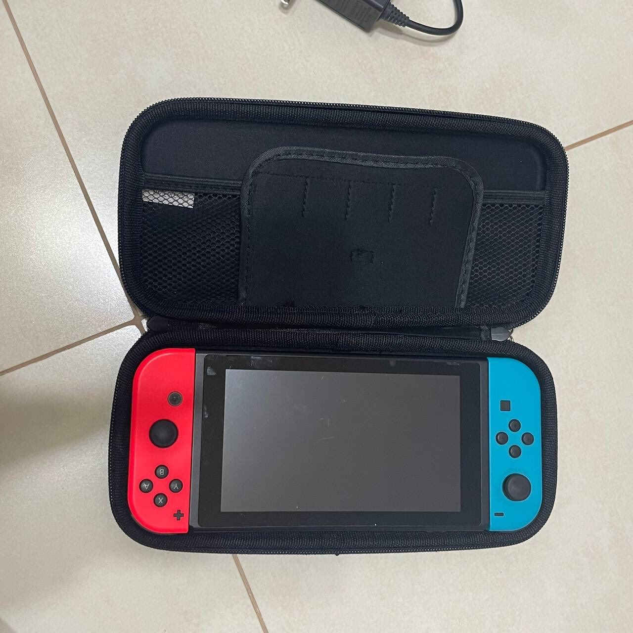 nintendo switch v2 flashè,tous les accessoires,une pochette et une manette
8 jeux (mario carte,zelda ,it takes two,red dead redemption…),carte mémoire 65gb


**إذا كنت صاحب هذا الإعلان وتريد حذفه لأي سبب، رجاءا أرسل رسالة إلى الدعم الفني**