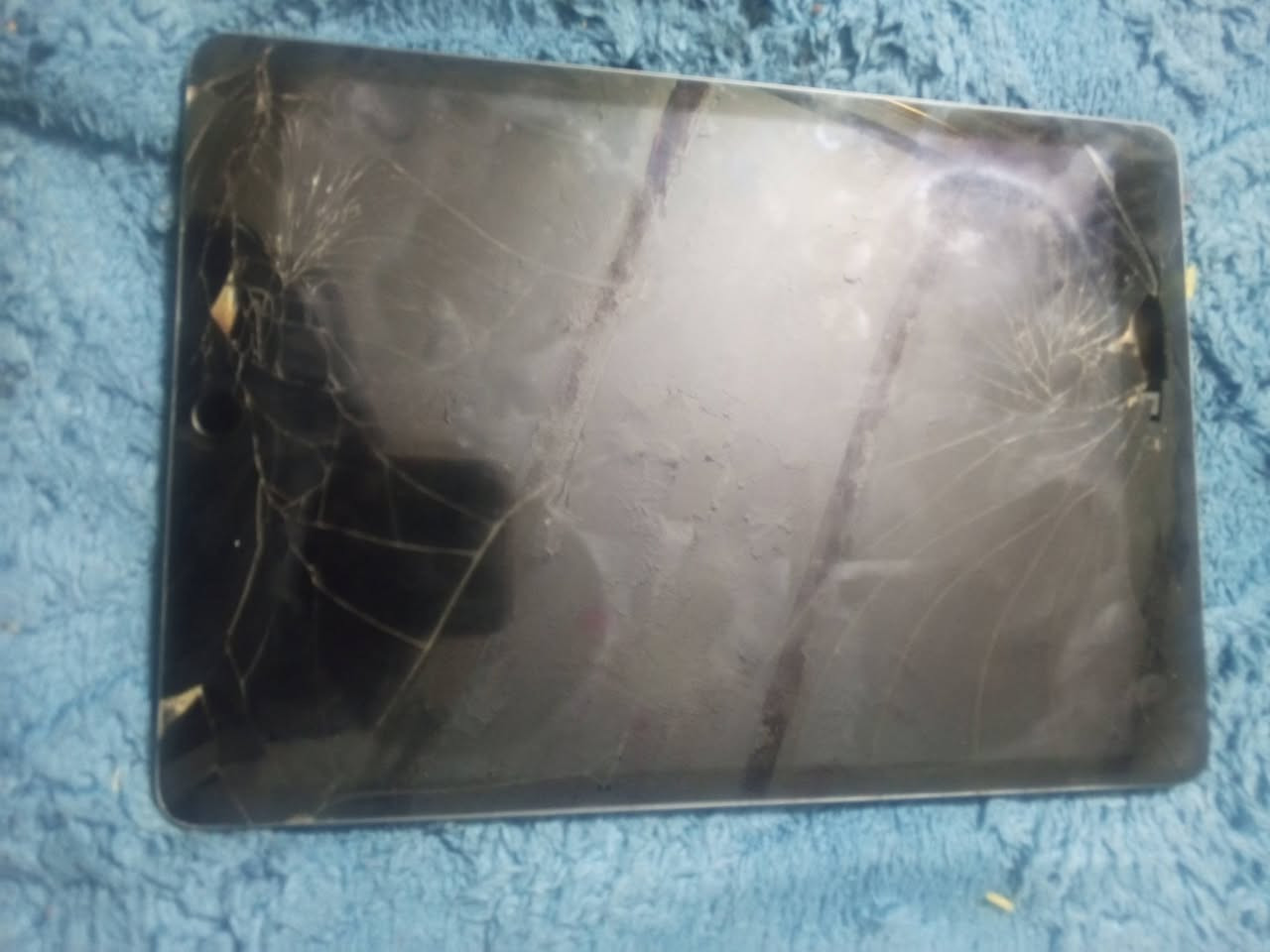 السلام عليكم ايباد 9 ذاكرة 256 يشتغل كلشي مابيه الله شاهد بس شاشه مكسوره السعر 550 وبيه مجال شي قليل واهذ رقمي *********** ❤
