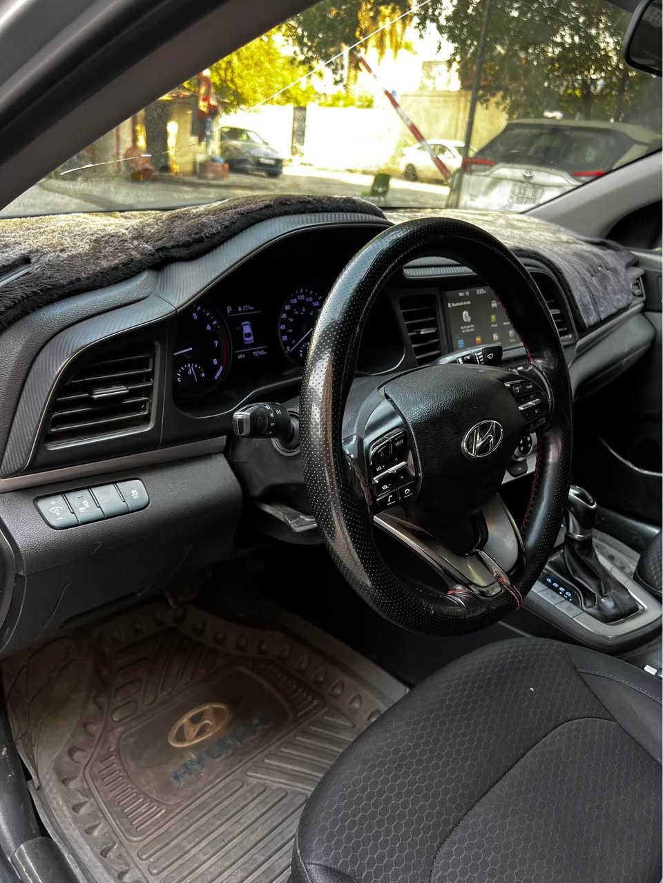 سلام عليكم النتره امريكيه 2019 سيارة جديده كل نقص مابيه محرك وكير وتبريد وتدفئه مكفولات تخم تاير جديد بطاريه جديده رقم اربيل الجديد بسمي حادثه بل منشور بدون تبديل فقط البنيد مصبوغ وجاملغ اليمين ماشيه 92 
اشاير بل مري
لد امامي منضومه مال زنون عدسه
تدفئه بل كشنات والستيرن
كير AT بلادي محرك 2000 دوش
رادار امامي وخلفي 
السعر 125 وبيه مجال كلش بسيط 
مكان بغداد الصالحيه 
*********** حجر الصالنصه موجود بلادي بغداد, العراق
