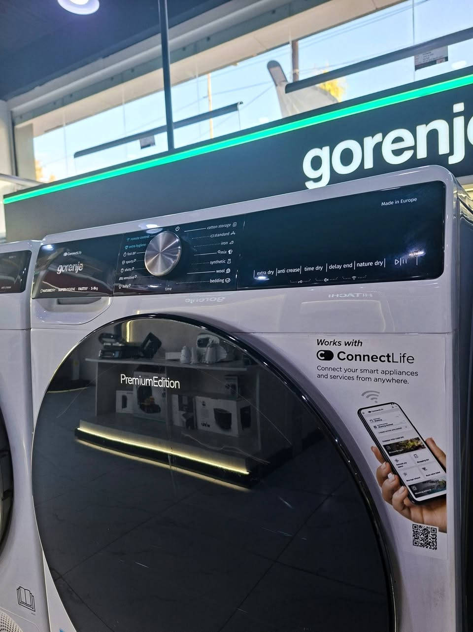 مجففة gorenje 
تتميز جميع المجففات ذات المضخات الحرارية بكفاءة عالية في استخدام الطاقة. الطرازات المتطورة مصنفة في فئة الطاقة A+++، مما يوفر 50% من الطاقة مقارنة بتلك الموجودة في فئة الطاقة A. يعد مجفف جورينيه فئة A+++ بسعة 9 كجم فريدًا من نوعه في السوق. يمكن للمضخة الحرارية المُحسّنة الموجودة في واحدة من أكبر البراميل في العالم، بسعة 120 لترًا، التعامل بسهولة مع كميات كبيرة من الغسيل. وهذا ممكن أيضًا بفضل القنوات الجوية الأوسع. كما أنه يجف بلطف أكثر من أنظمة التجفيف التقليدية. درجة الحرارة في المجفف هي 50 درجة مئوية المثالية لمنع الجفاف الزائد.
#معرض لورنس للأجهزة الكهربائية
وكيل معتمد لأفضل الماركات:
HITACHI • Hisense • DLC • gorenje • Fakir • BiSSEll
العنوان📍: الموصل – حي الوحدة –قرب جامع الصابرين
للطلب والاستفسار الاتصال ع الارقام التالية :
كورك / ***********
اسيا  / ***********
