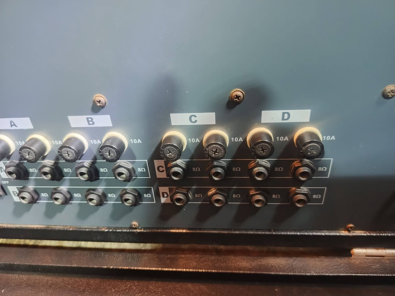 مكسر صوت نوع مونتاربو مع زوج سماعات رباعي يتحمل  ١٦ سماعه ٤ اربع خطوط كل خط لوحده للبيع ***********
