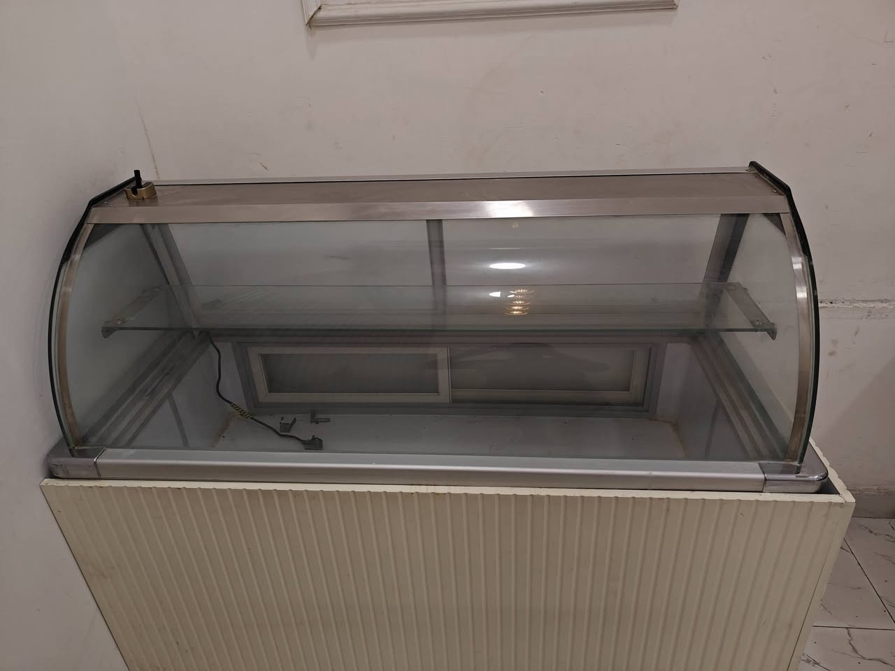 السلام عليكم براد مقبلات أو عرض البراد جديد ما مستخدم هواي و سعرة مناسب
العنوان كربلاء 
***********
