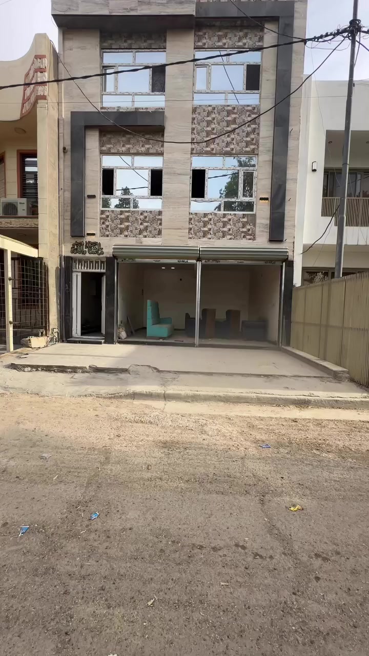 السلام عليكم 
للبيع بناية مساحة 105 متر 
واجهة 7 متر نزال 15 متر 
تحتوي على 3 طوابق 5 شقق ومحلات عدد 2 
الوارد الشهري مليونين و 600 ألف 
الموقع العامرية جهة العمل الشعبي 
السعر 620 مليون 
حالياً مؤجرة بالكامل ع خدمي مباشرة 
للاستفسار ***********
