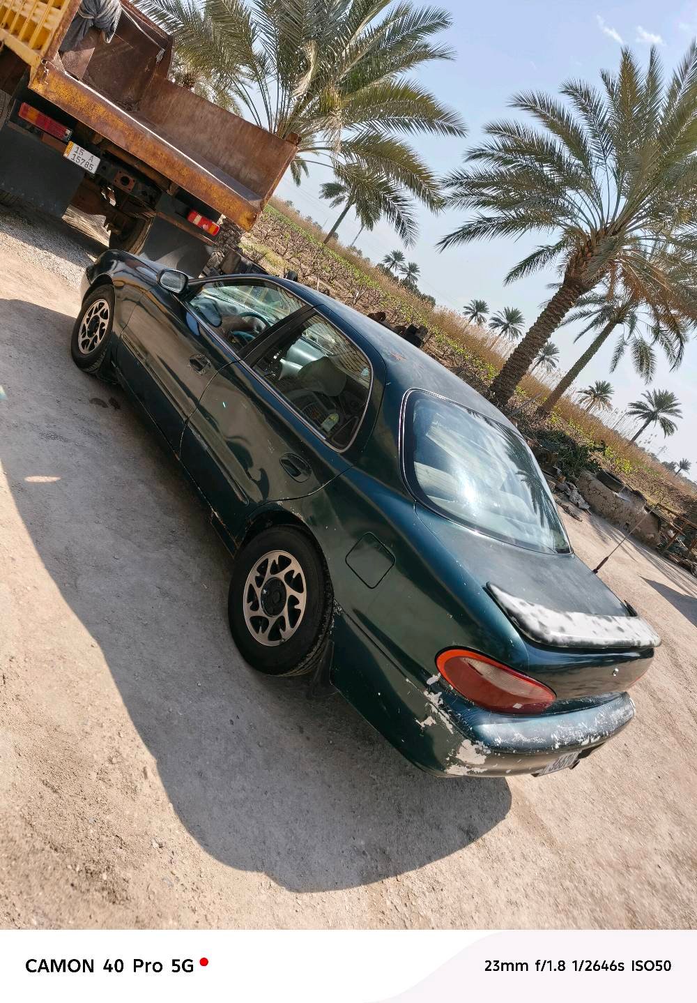 أنا أعرض سيارة كيا قديمة للبيع بلون أخضر غامق. السيارة ذات هيكل خارجي بحالة تحتاج لتجديد، تظهر علامات الاستخدام عليها. محرك السيارة بحالة جيدة ويحتاج لفحص دوري للتأكد من الأداء. الداخلية نظيفة ومُعتنى بها بشكل جيد.